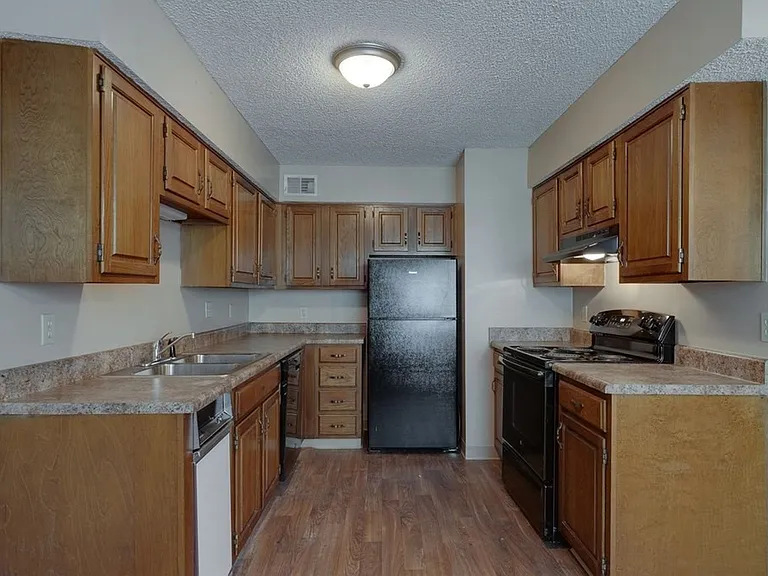 Aragon Apartments — Photo 12