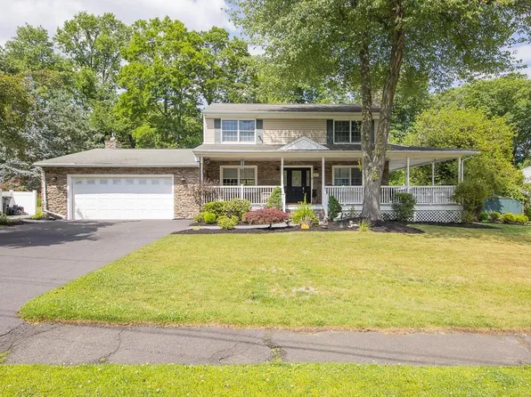 33 Sandra Lane, Pearl River, NY 10965