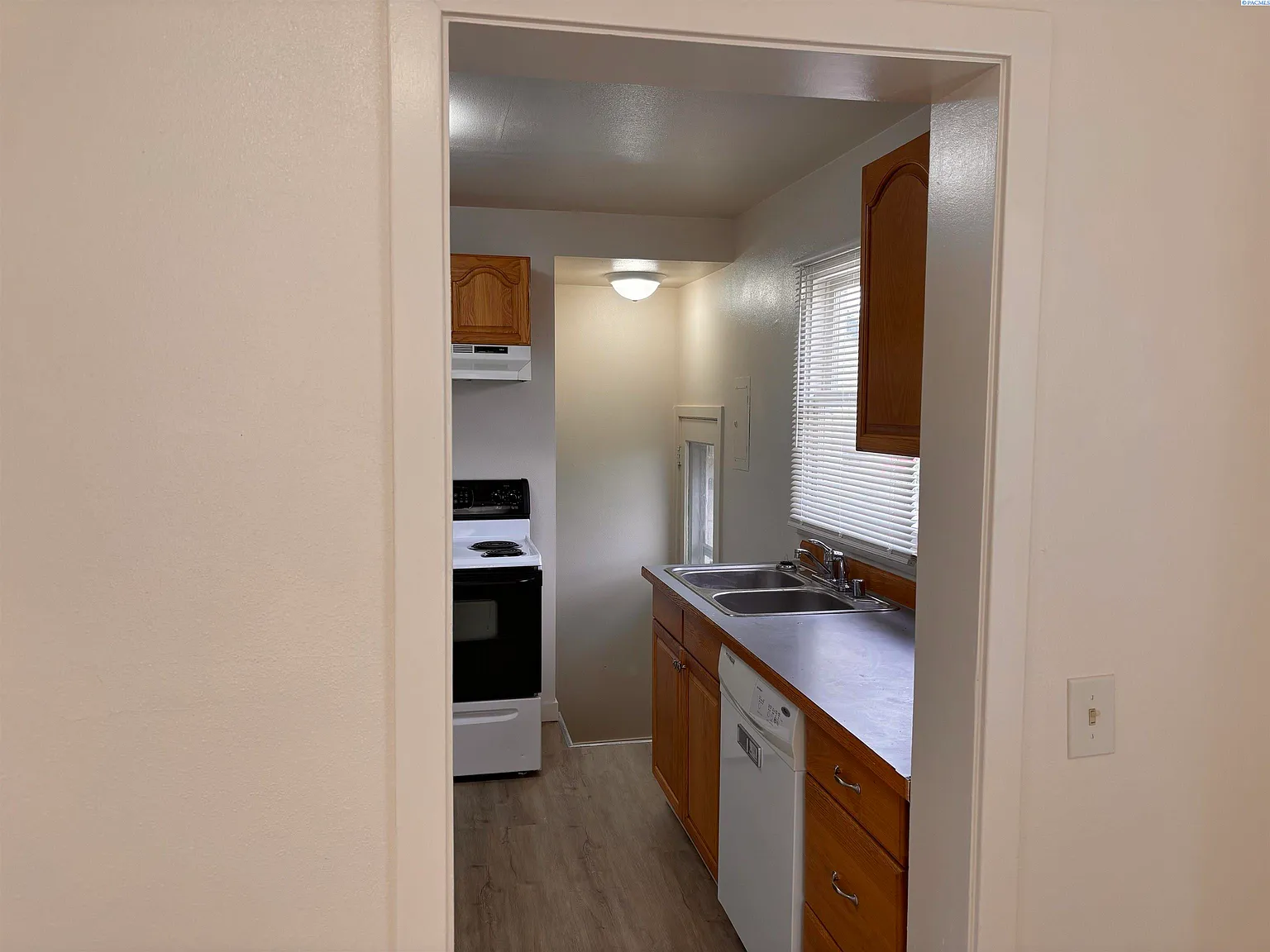 3 bed, 1.0 bath, 1500 sqft, $1,450 — Photo 4