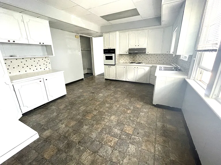 257 W 8th St #4 — Photo 4