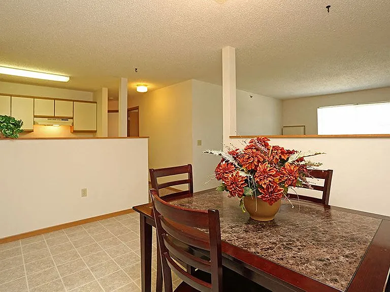BAY MANOR APARTMENTS — Photo 12