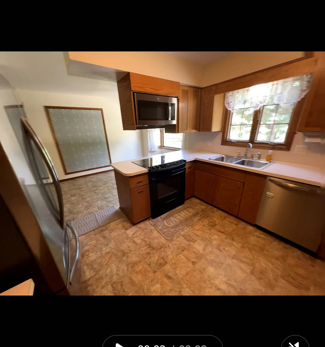 4 bed, 2.5 bath, 2600 sqft, $3,700 — Photo 4