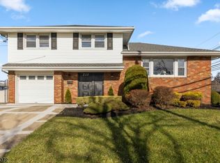 213 Hillside Ave, Rochelle Park, NJ 07662