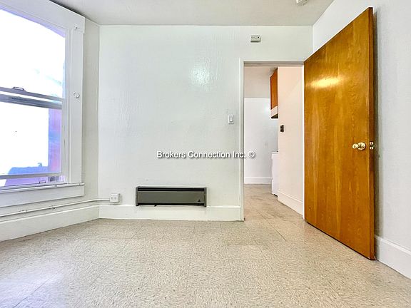 4th image of 910 Clay St #5