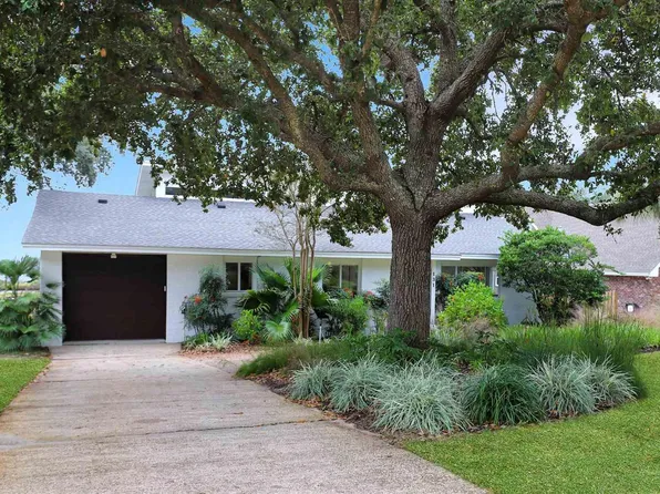 131 Shoreline Dr, Gulf Breeze, FL 32561