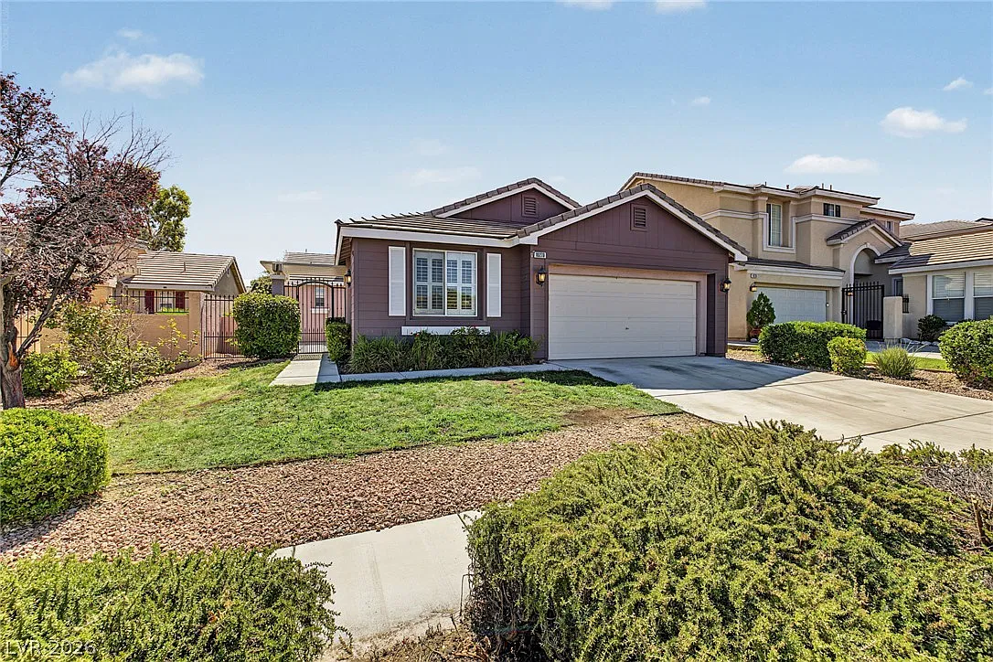 3 bed, 2.0 bath, 1833 sqft, $2,450 — Photo 3