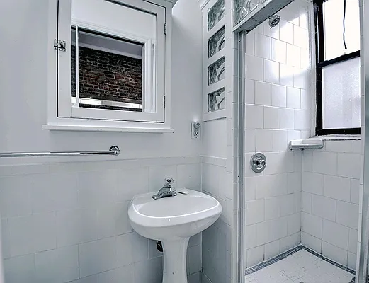 Rented by Urbane Brokerage | media 23