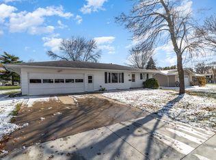 805 Hillcrest Dr, Montgomery, MN 56069