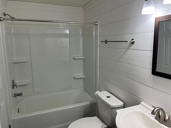 4th image of 1917 Spring Rd APT 4