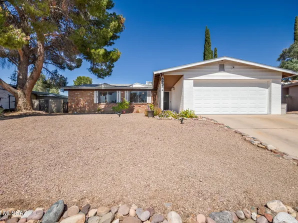 8933 E Pine Valley Dr, Tucson, AZ 85710