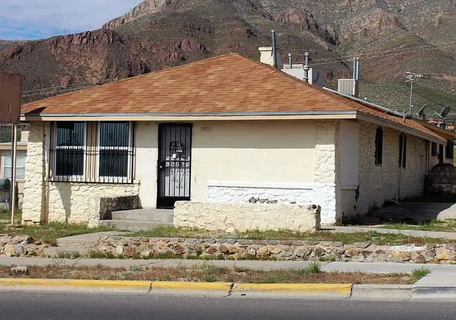 3921 N Piedras St - Front — Photo 4