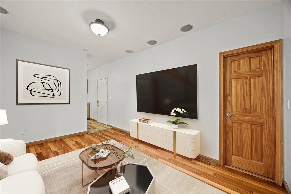 3 bed, 1.0 bath, 763 sqft, $4,100 — Photo 4