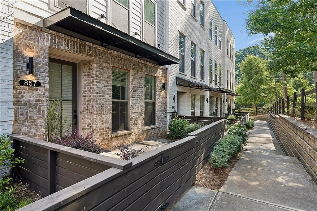 3 bed, 3.5 bath, 2142 sqft, $3,400 — Photo 2