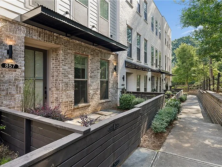 857 Constellation Dr — Photo 2