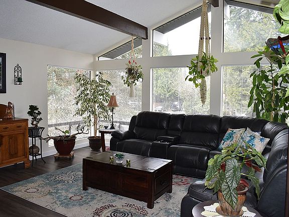 Vaulted/Bright Living Room