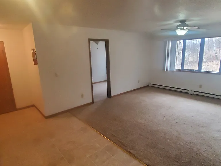 1097 Oakview Dr — Photo 5