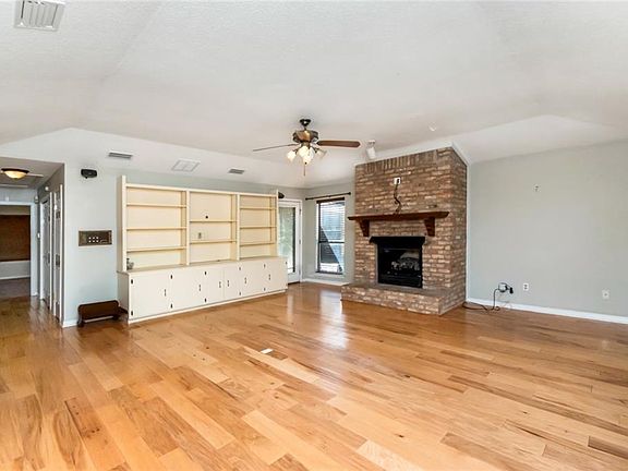 2nd image of 29 Cobblestone Way W