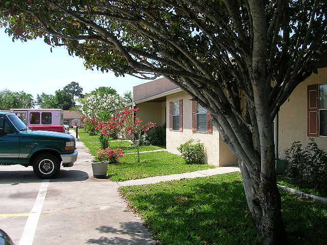 NICE COMMUNITY. PRIVATE ENTRANCE. ALL ONE FLOOR.