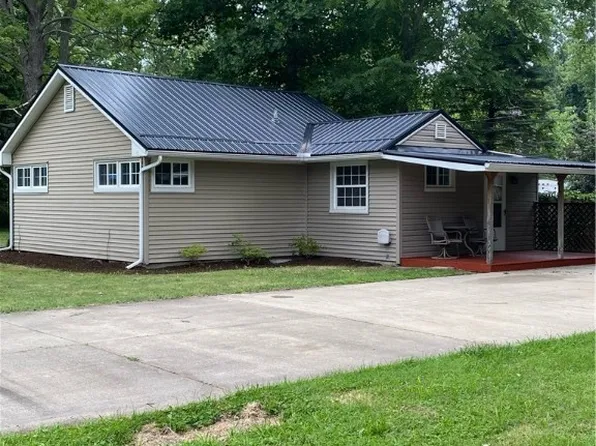 1585 Lake View Ave, Madison, OH 44057