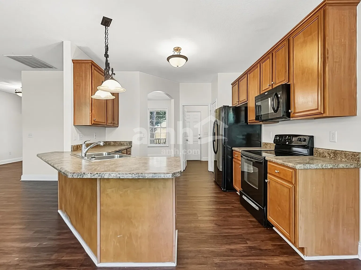 4 bed, 2.0 bath, 1970 sqft, $2,170 — Photo 4