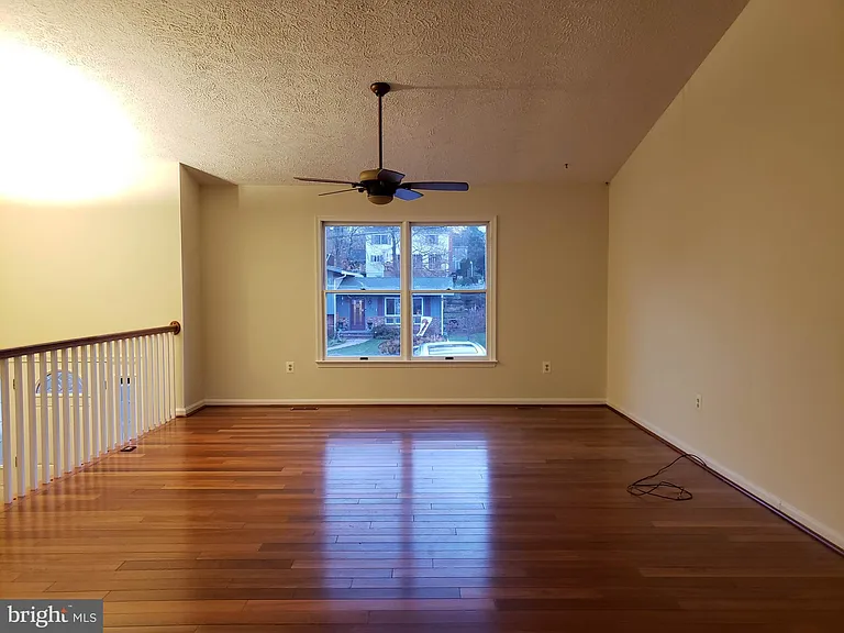 724 Hillcrest Dr — Photo 7