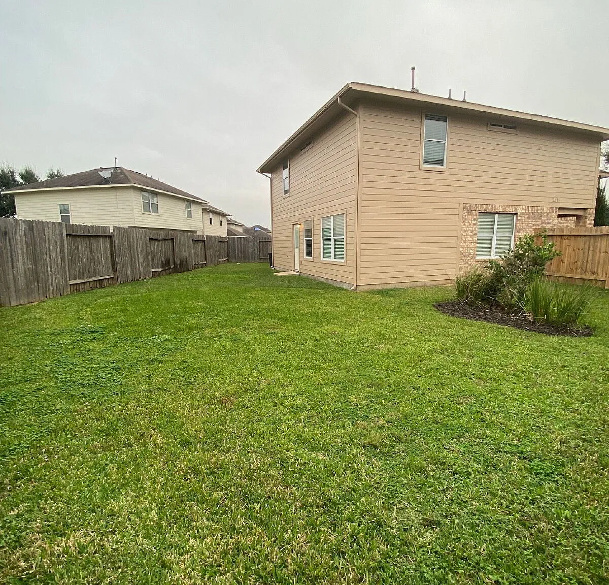 4 bed, 2.5 bath, 2350 sqft, $2,200 — Photo 4