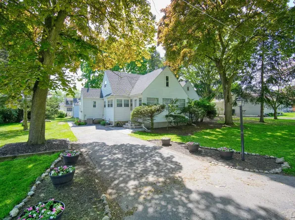 2515 Island Park Dr, Manitou Beach, MI 49253