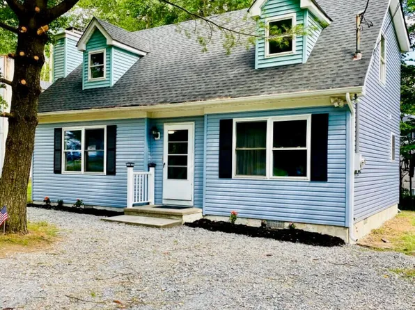932 Country Place Dr, Tobyhanna, PA 18466