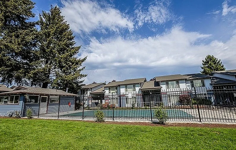 Silver Lea Apartments — Photo 2