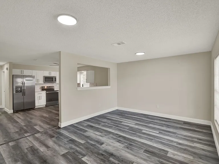 120 W Towne Pl — Photo 7