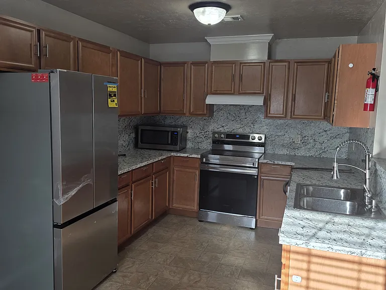 8029 NW 74th St — Photo 3