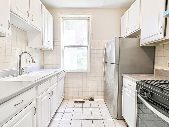 3rd image of 3280 Jefferson Ave #1