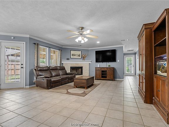 2nd image of 1112 Chesapeake Ln