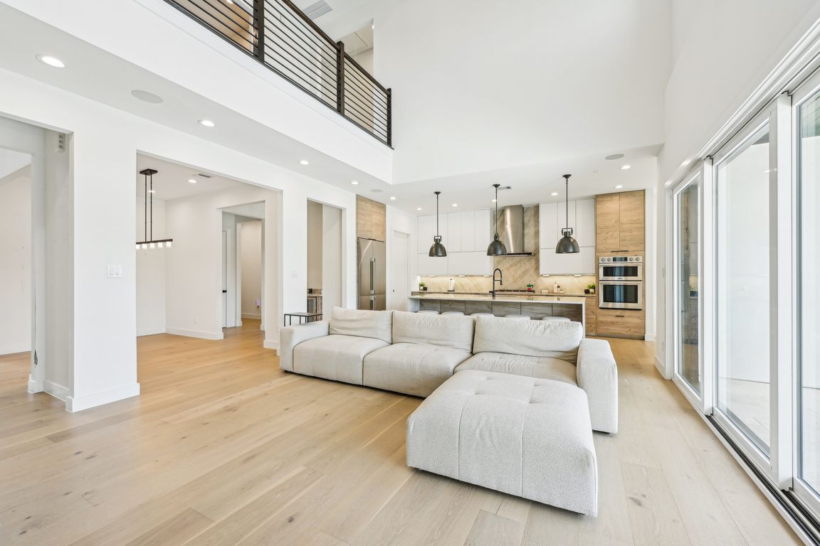 S Blue Heron Cir-1604-015.jpg