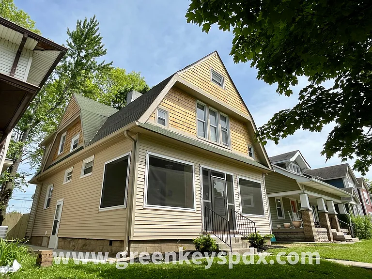 3175 N Kenwood Ave — Photo 2