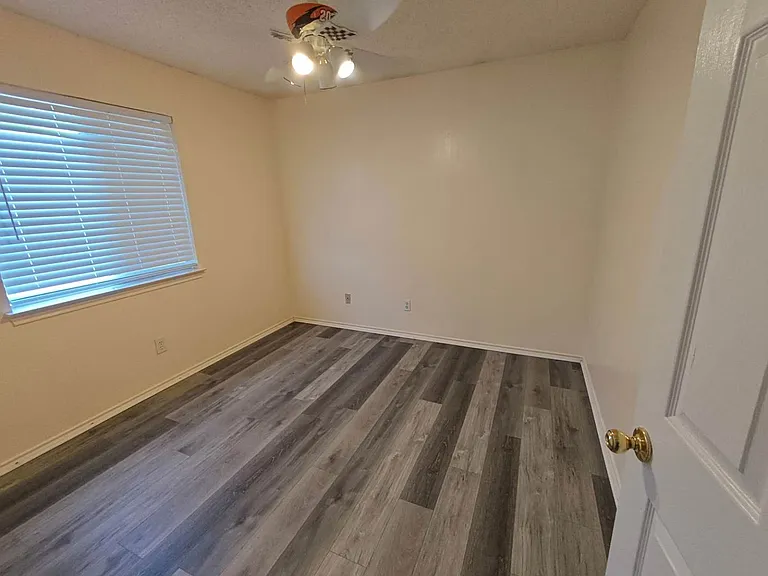 1423 Lakeshore Dr — Photo 13