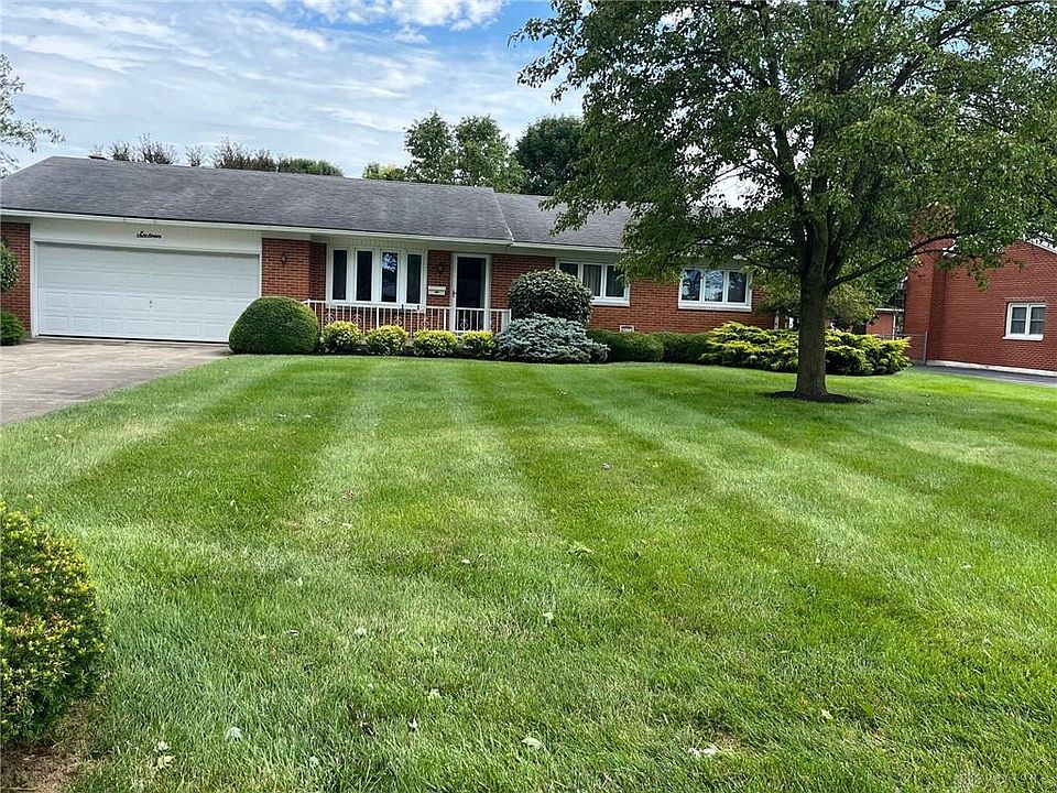 1st image of 16 Greenmoor Dr