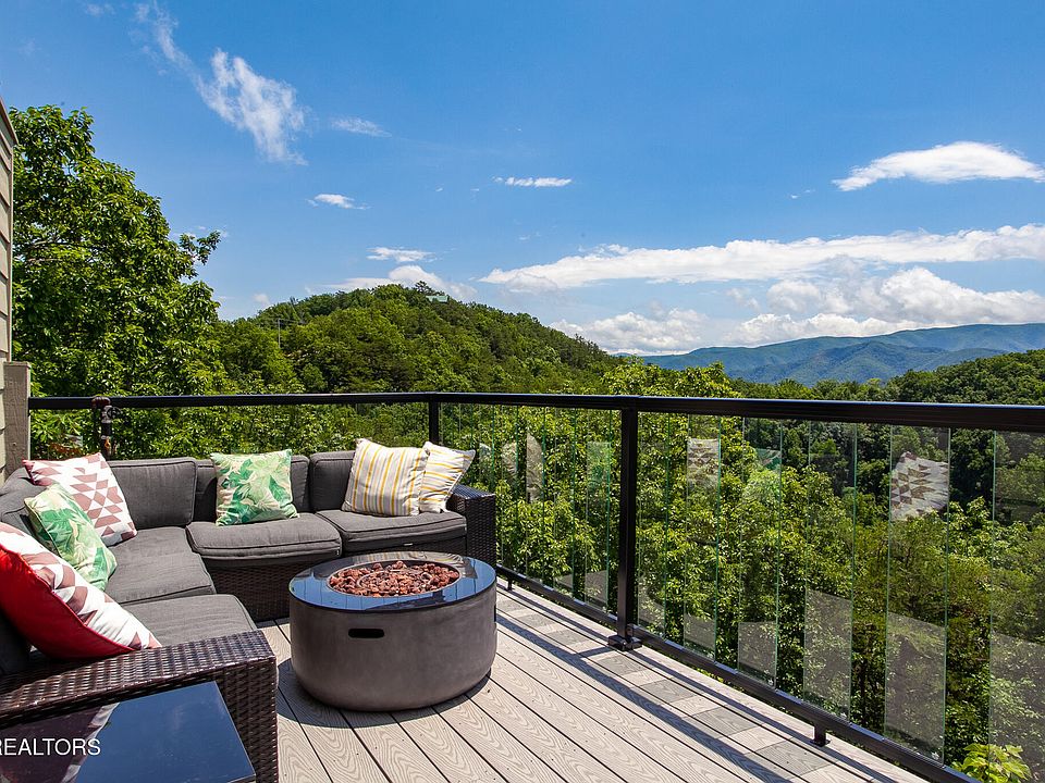 37th image of 920 Falcon View Way