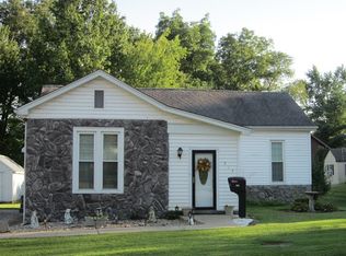 213 Park Ln, Carmi, IL 62821