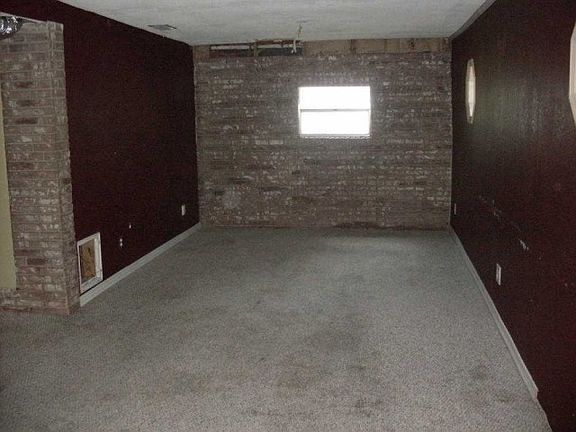 3rd image of 10187 N Division Ave