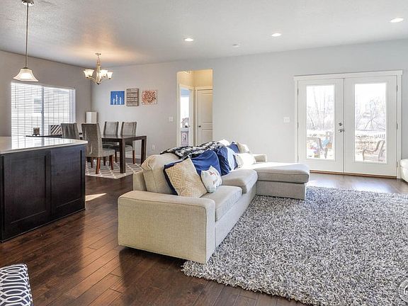 Family/kitchen/nook