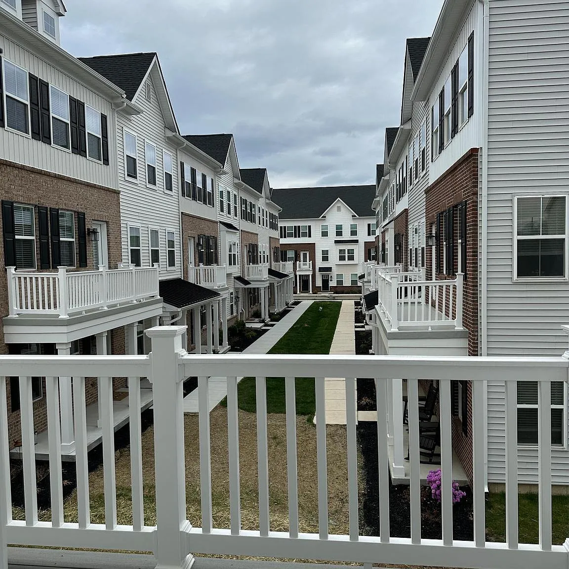 3 bed, 2.5 bath, 2225 sqft, $3,300 — Photo 2