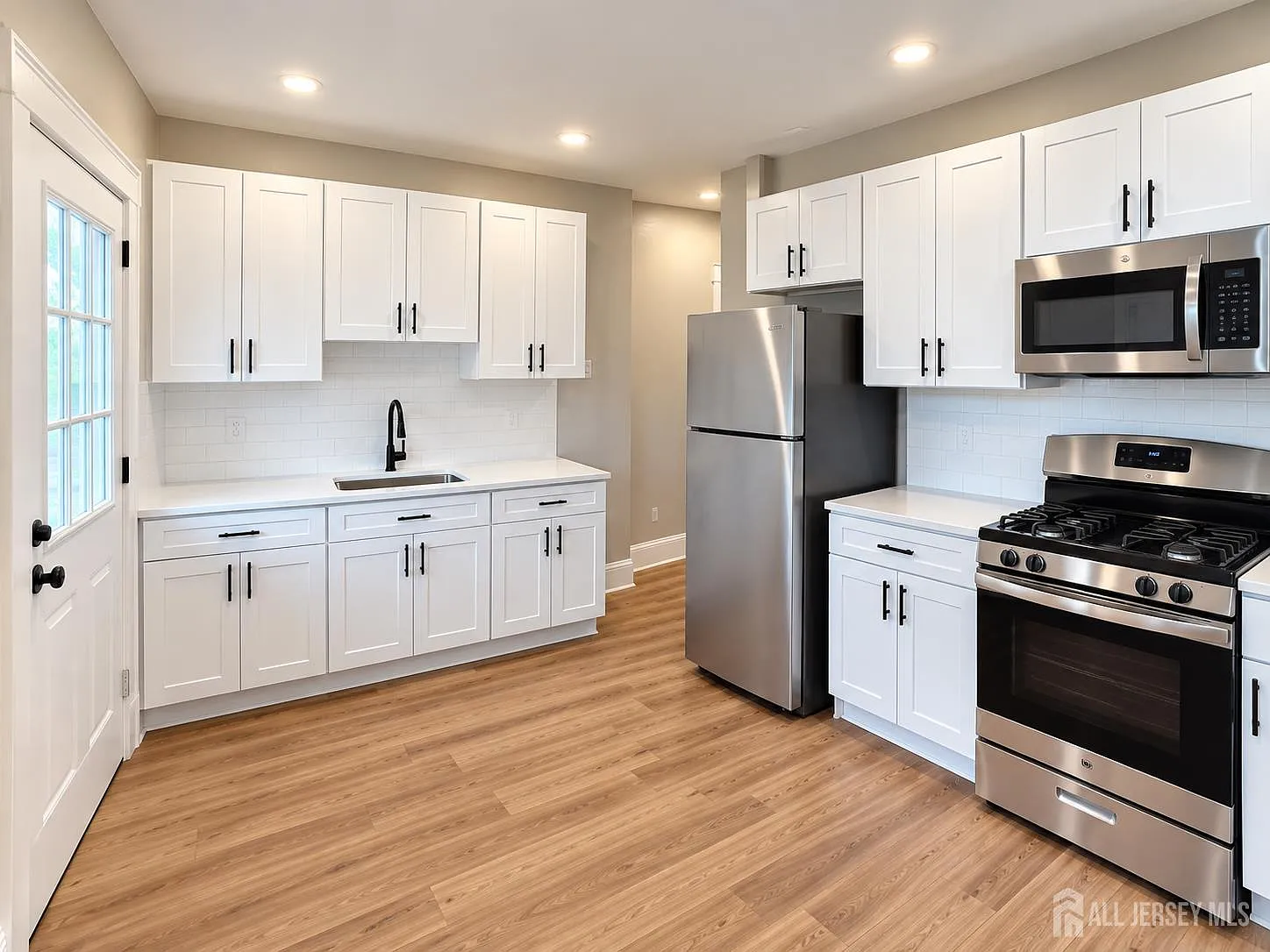 3 bed, 1.0 bath, 1050 sqft, $2,650 — Photo 2