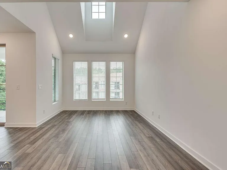 513 Burton Dr — Photo 5