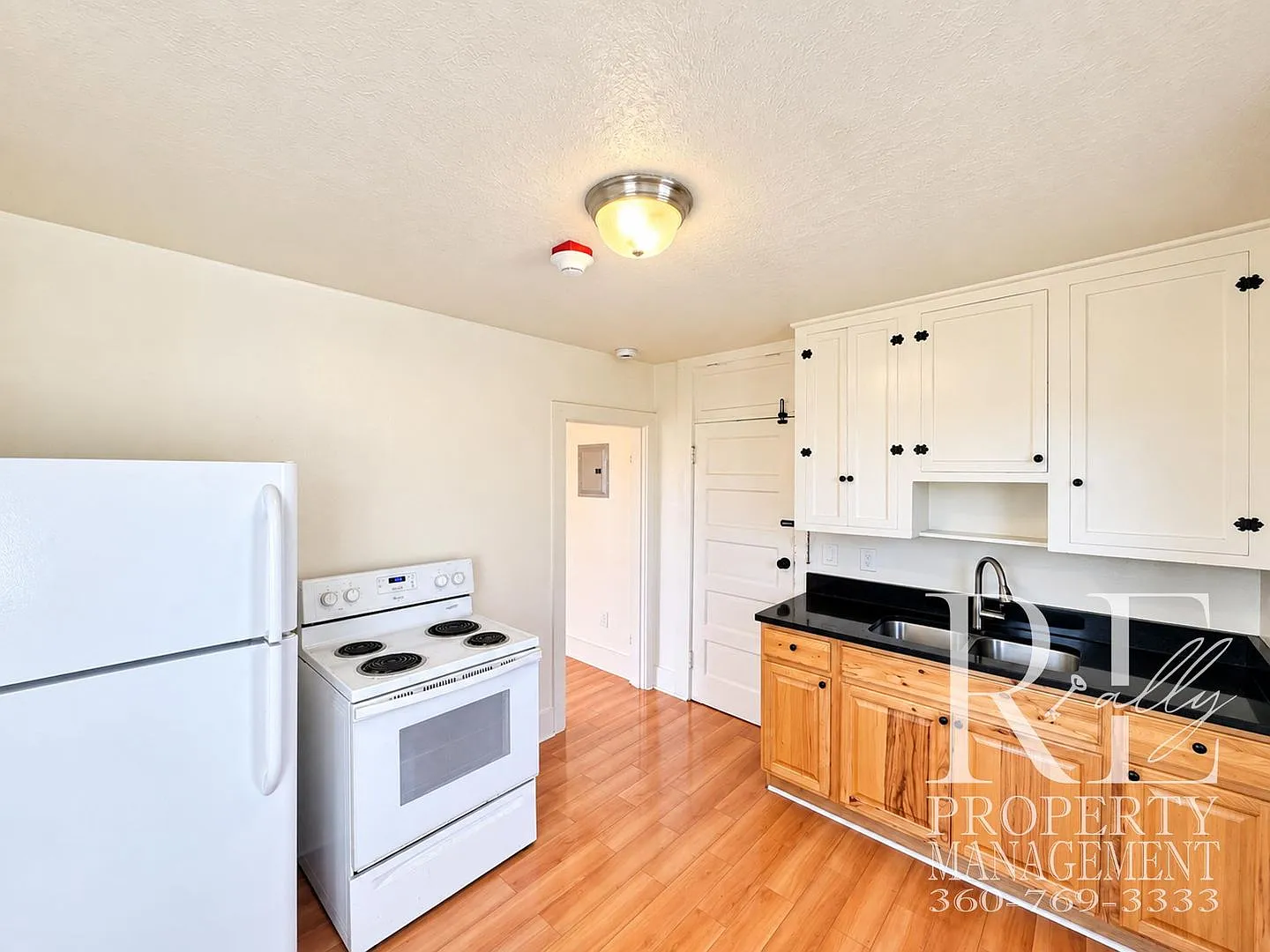 902 Pleasant Ave — Photo 3