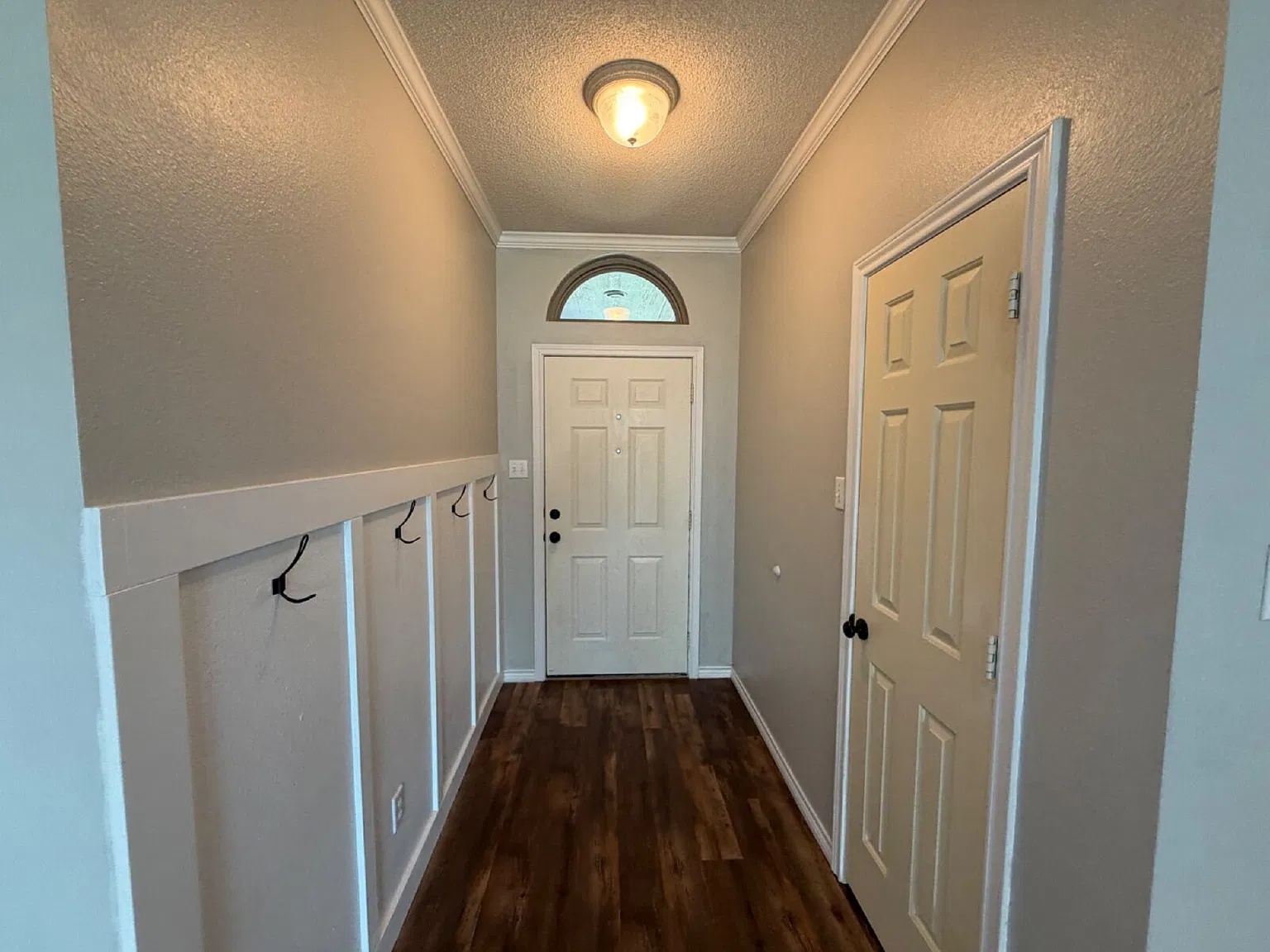3 bed, 2.0 bath, 1991 sqft, $2,400 — Photo 2