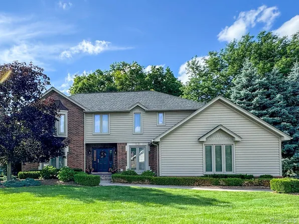 565 Snowmass Dr, Rochester Hills, MI 48309