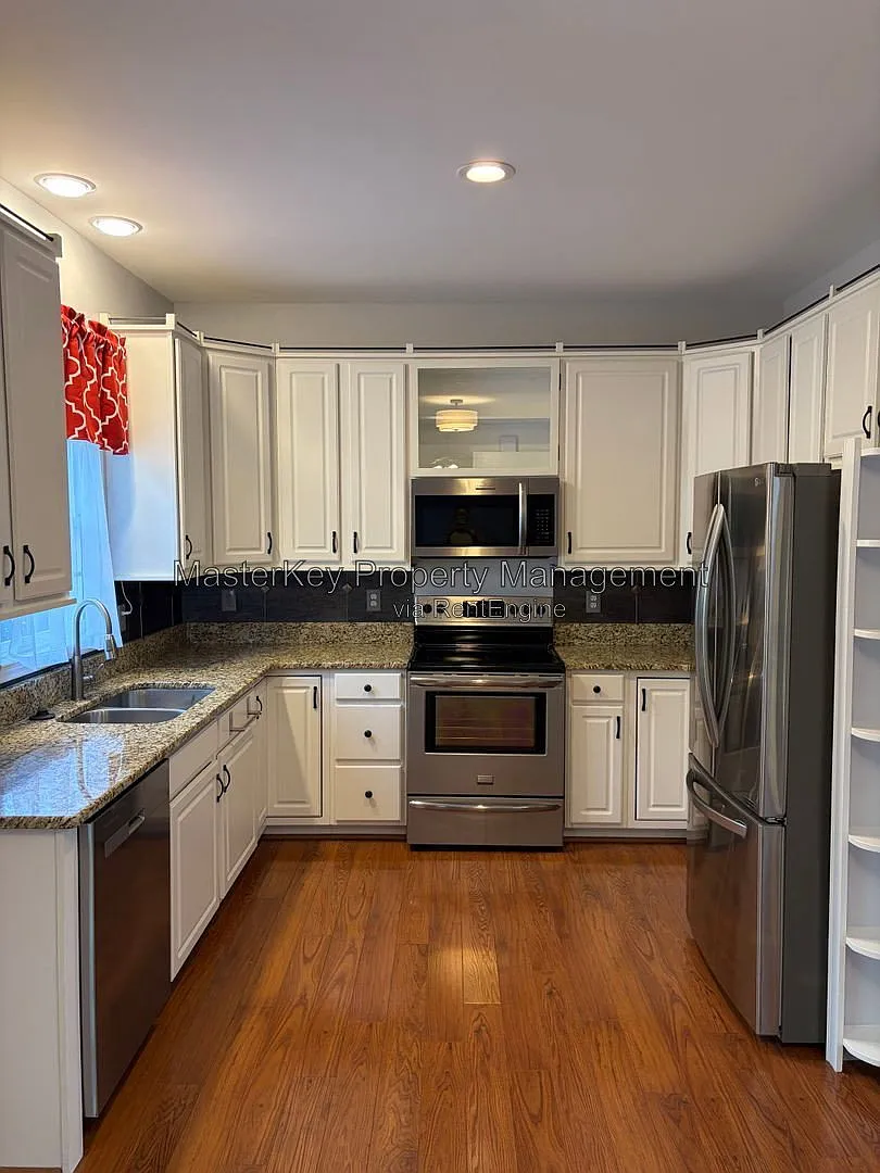 4 bed, 2.5 bath, 1796 sqft, $2,395 — Photo 4