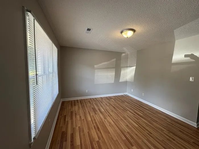 2 bed, 1.5 bath, 918 sqft, $1,175 — Photo 3
