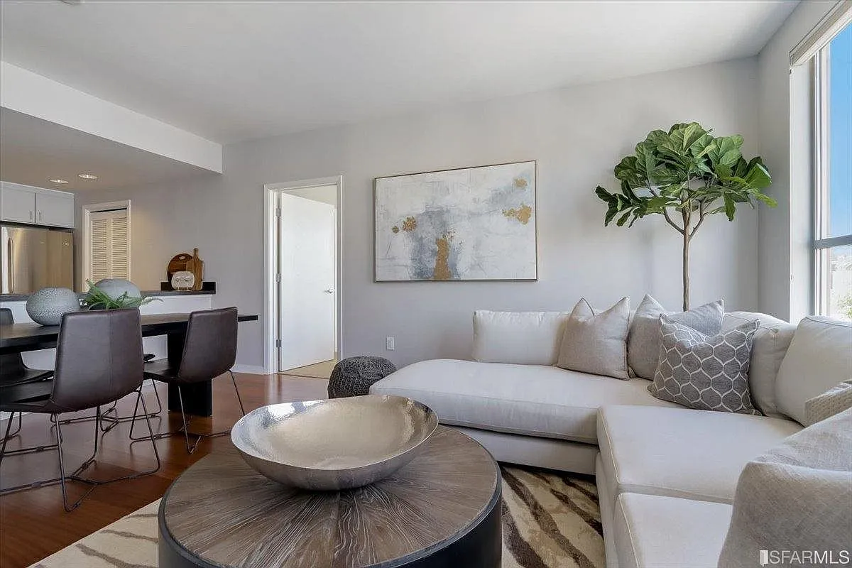 2 bed, 1025 sqft, $6,725 — Photo 3